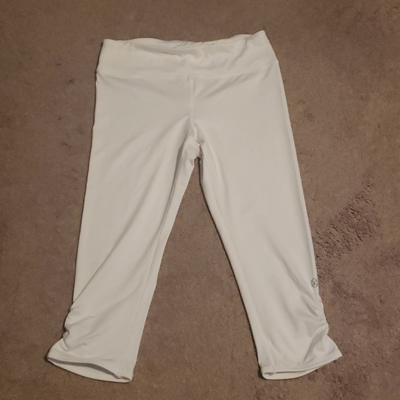 🟢2/$35🟢 Capri tights - Picture 2 of 4